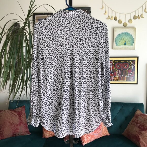 VELVET HEART size M Black & White Daisies Floral Button Front Hi-Lo Blouse Top - Picture 3 of 3